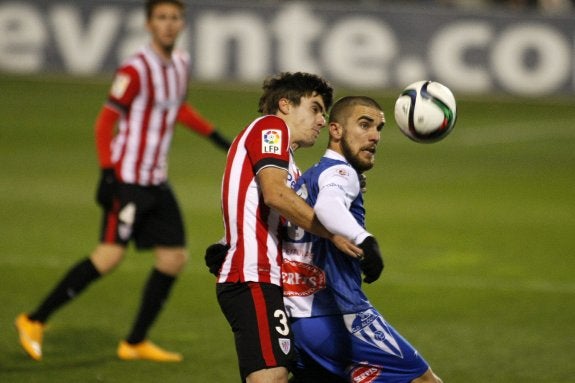 Francisco Ferrón disputa un balón con el defensa del Athletic Aurtenetxe. :: EFE/Morell