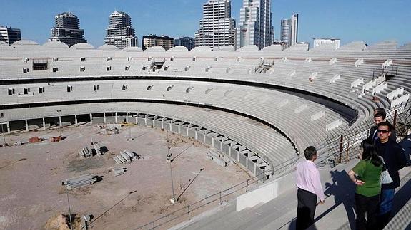 El futuro estadio del Valencia, levantado sobre suelo municipal, en la visita de Peter Lim y Lay Hoon Chan.