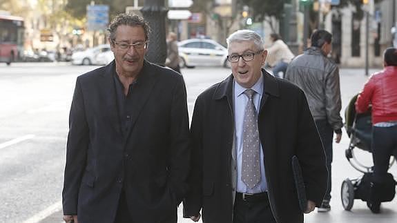 Vicente Sanz, a la derecha, a su llegada al TSJCV. 