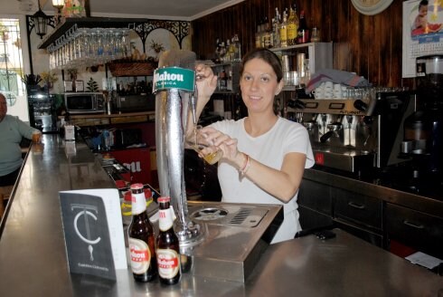 Lucía tira una caña en la Taberna Cervantes. :: lp