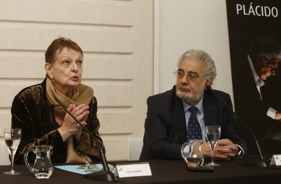 La intendente de Les Arts, Helga Schmidt, y el director Plácido Domingo, ayer, en el coliseo operístico. :: manuel molines