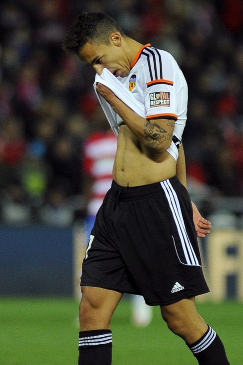 Rodrigo se lamenta durante el partido de ayer en Granada. :: AFP PHOTO/JORGE GUERRERO