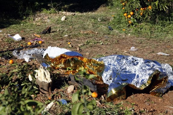 Restos del accidente en el lugar cerca del puente de l'Alberca donde cayó el coche. :: tino calvo