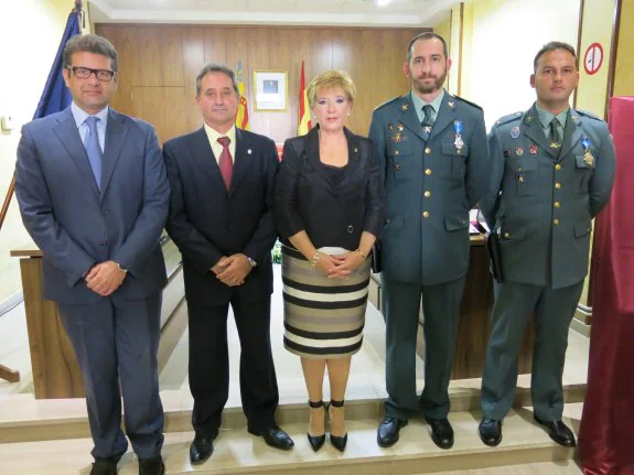 La alcaldesa de Turís y sus homólogos de Chiva y Godelleta con los agentes condecorados. :: lp