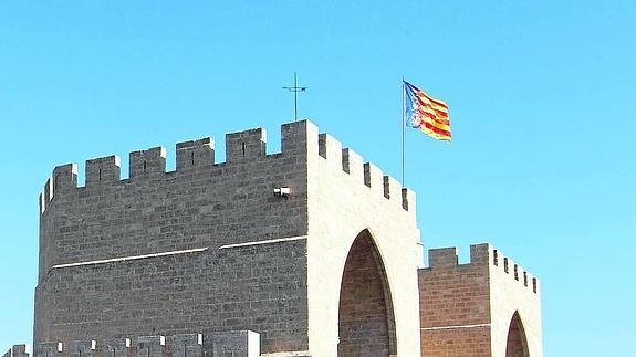 Roban la Senyera de las Torres de Serranos durante la festividad de la Inmaculada