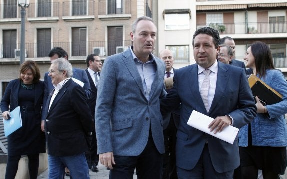 Fabra y Moliner, ayer ante la sede del PPCV. Rus y Císcar, a la izquierda, están al margen. :: irene marsilla