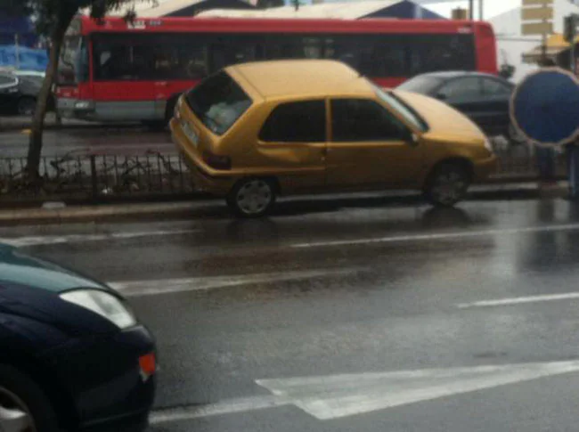 Un coche se ha salido de la calzada en la avenida Pío XII.