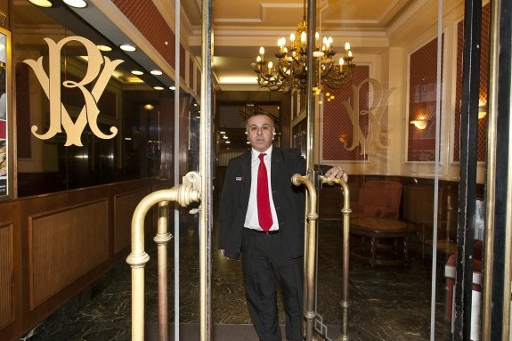 Un empleado del hotel, ayer, cerrando la entrada. :: JESÚS MONTAÑANA