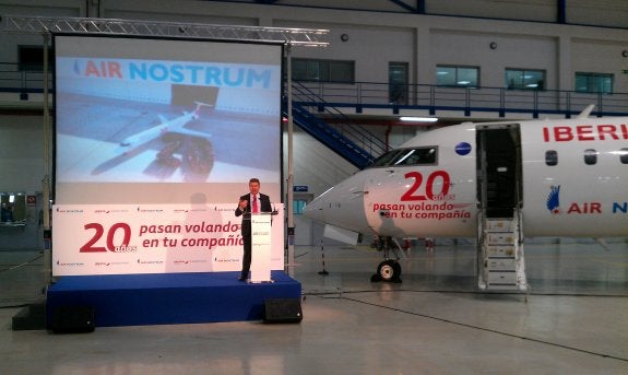 El consejero delegado de Air Nostrum, Carlos Bertomeu, en la conmemoración del 20 aniversario. :: lp