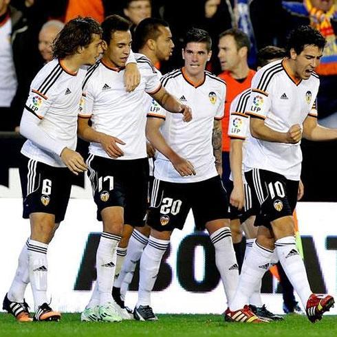 Los jugadores del Valencia celebran el definitivo 4-4 de Rodrigo.