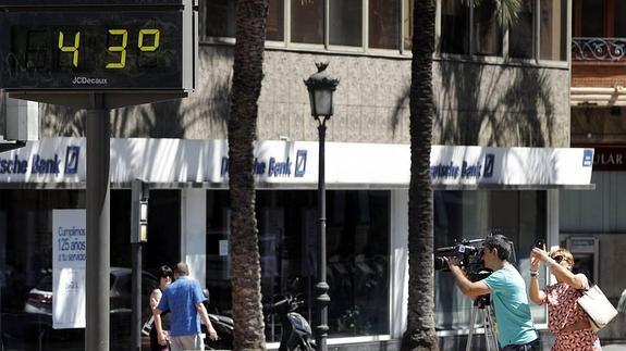 Un termómetro en Valencia, el día de más calor del verano.