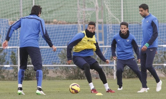 Víctor Camarasa, en un entrenamiento en la ciudad deportiva de Buñol. :: jorge ramírez/lud
