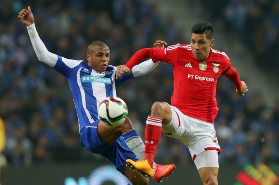 Enzo Pérez lucha con Brahimi en el Oporto-Benfica de Liga que se disputó el pasado domingo en el estadio de Dragao. :: EFE/EPA/JOSE COELHO