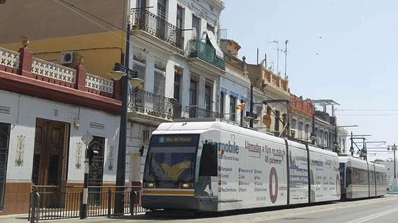 Un tranvía circulando por Valencia.