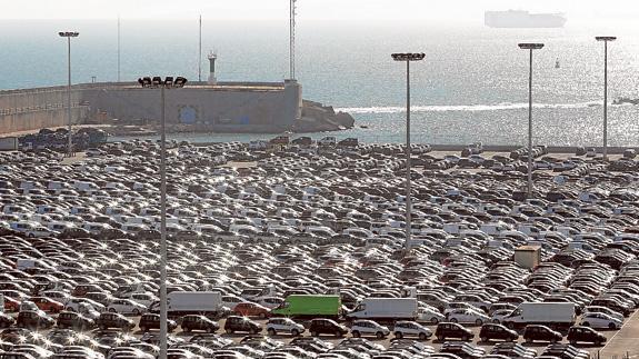 Explanada de vehículos dispuestos para la carga en el Puerto de Valencia. 