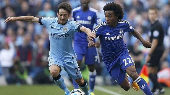 Silva recibe el acoso de William, en un Manchester City-Chelsea de septiembre.