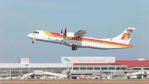 Un avión de Air Nostrum despegando en el aeropuerto de Toulouse (Francia).