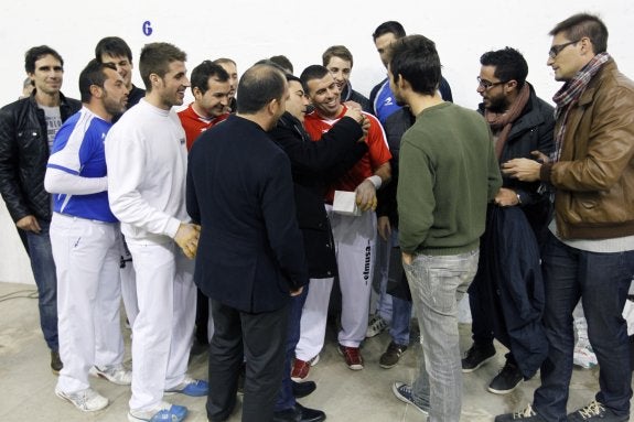  Despedida. Álvaro recibe el cariño de todo el mundo de la pilota ayer en Pelayo. :: txema rodríguez