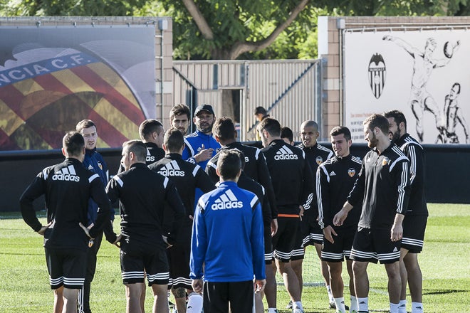 La plantilla del Valencia CF ante Nuno Espírito Santo en un entrenamiento