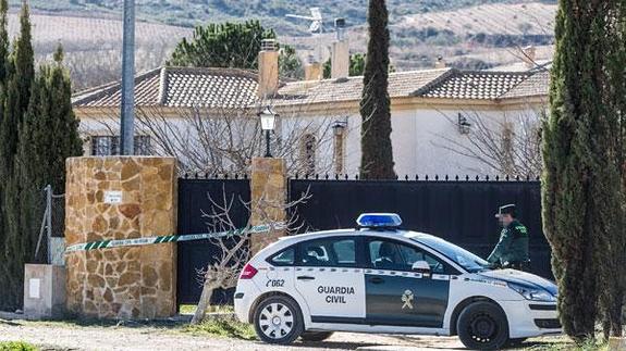 La guardia Civil en la vivienda de Villena donde fue encontrado el cadáver. 