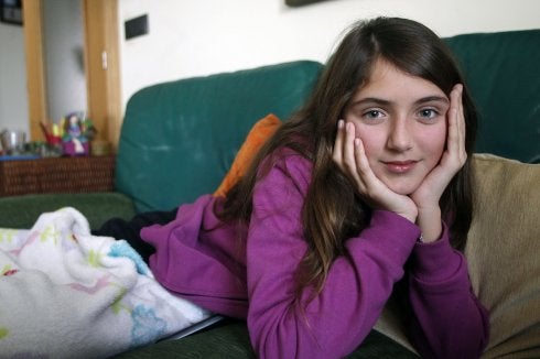 La niña Lucía en el sofá de su casa. :: irene marsilla