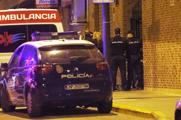 Policías nacionales, a las puertas de la casa de la mujer asesinada por su pareja en Paterna. :: m. molines