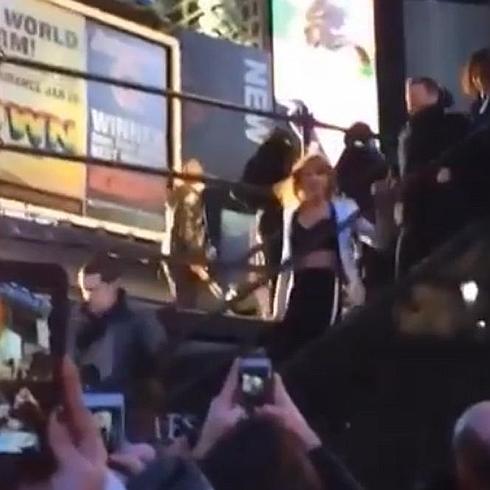 Taylor Swift se cae por las escaleras en Times Square