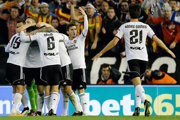 Los jugadores del Valencia celebran la victoria conseguida sobre el Real Madrid.