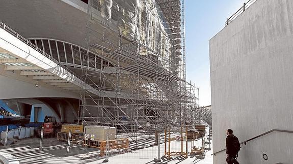 El andamiaje cubre uno de los laterales del Palau de les Arts.