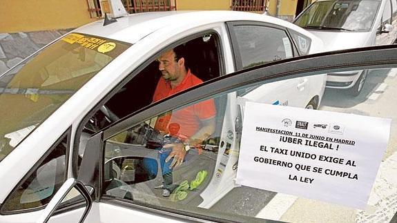 Cartel de protesta contra el intrusismo en el sector del taxi, en una imagen de archivo.