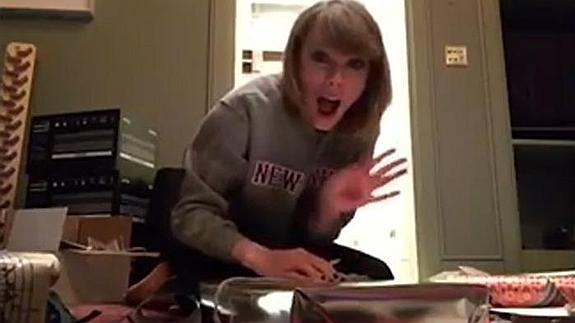 Taylor Swift envuelve algunos de los regalos para sus fans. 