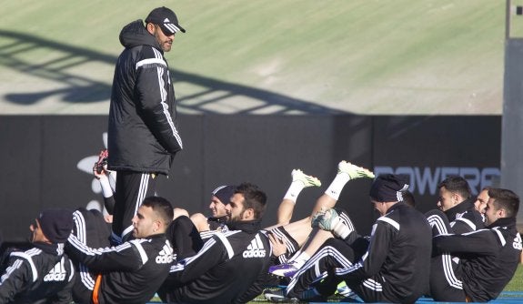 Nuno charla con sus jugadores durante un entrenamiento del Valencia. :: damián torres