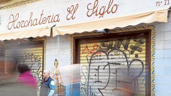 Local de la horchatería El Siglo cerrado en la plaza Santa Catalina.