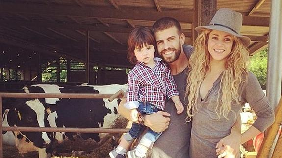 Shakira y Gerard Piqué junto a su hijo Milán. 