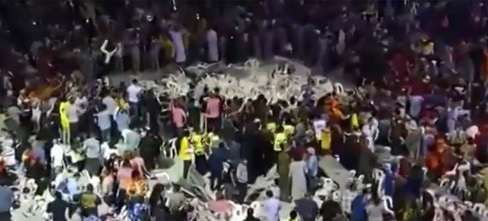 Batalla multitudinaria de unos aficionados durante un partido de dardos en Melbourne