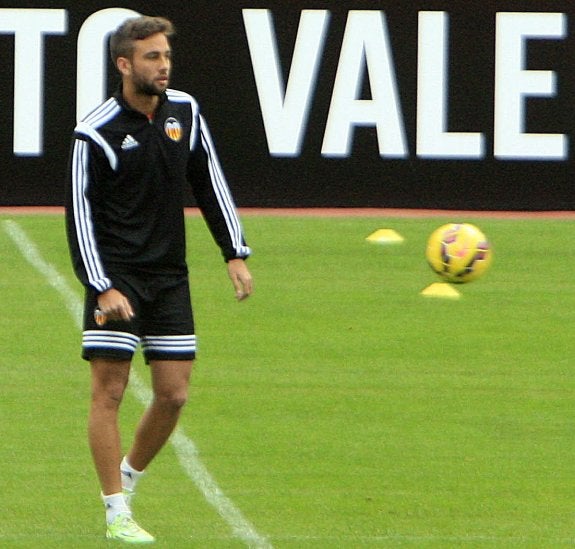 Rober durante un entrenamiento en Mestalla. :: m.molines