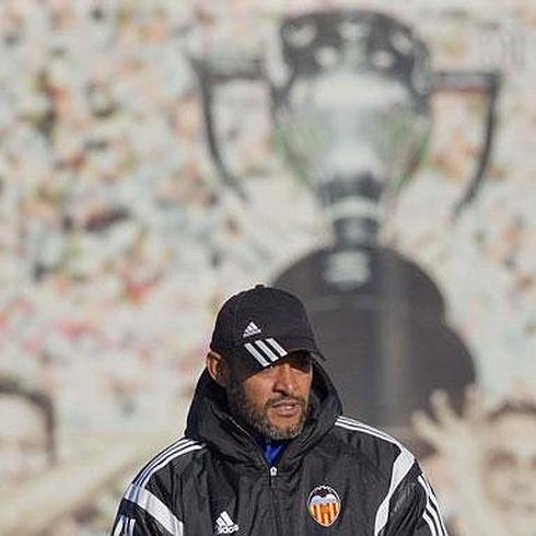 Nuno, justo delante de una lona con la última Copa del Rey que ganó el Valencia.