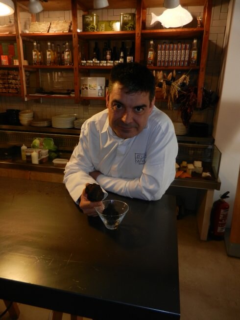 Josep Quintana en su establecimiento de Conde Salvatierra.  :: lpPlato de trufa de Apicius consistente en sopa de cocido tradicional, atún  y trufa. :: lp