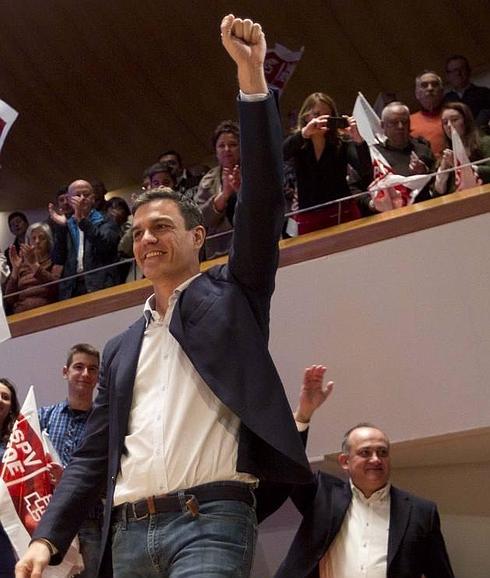 Pedro Sánchez, delante de Calabuig, hoy en el Palau de la Música de Valencia.