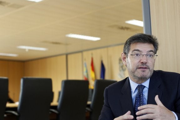 El ministro, en una sala de la Ciudad de la Justicia, durante su visita a Valencia esta semana. :: irene marsilla
