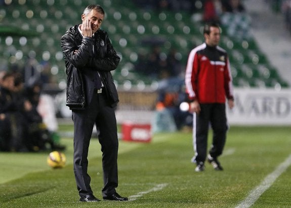 Lucas Alcaraz, ayer en la banda del Martínez Valero. :: EFE/Manuel Lorenzo
