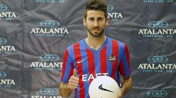 El nuevo jugador del Levante José Mari, durante su presentación hoy.