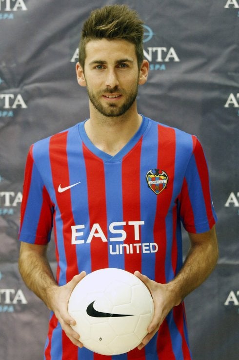 José Mari, con su nueva camiseta, tras ser presentado.