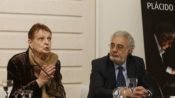 Helga Schmidt con Plácido Domingo en la presentación de un espectáculo el pasado mes de diciembre.