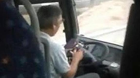 Conduce un bus escolar en Valencia mientras usa el WhatsApp