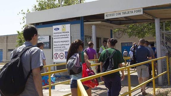 Trabajadores de Ford entran en la factoría.