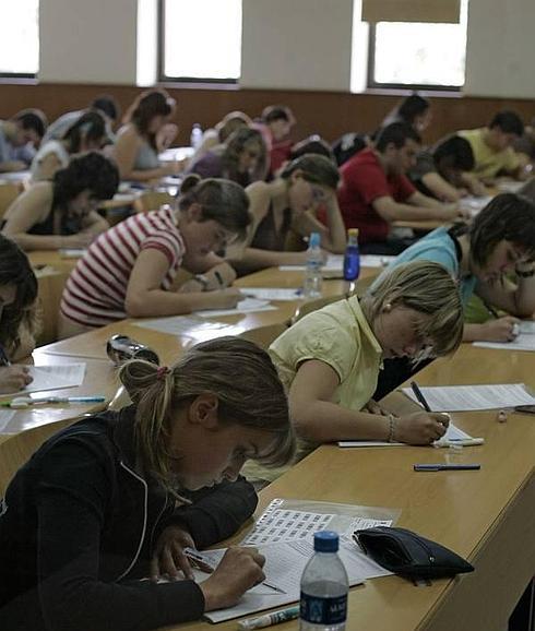 Estudiantes en un examen.