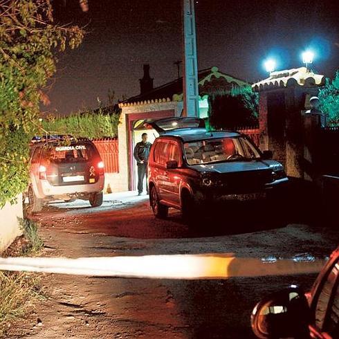 Guardias civiles, a la entrada de la vivienda en la que fue encontrado ayer el cadáver de Miguel en Llíria. 