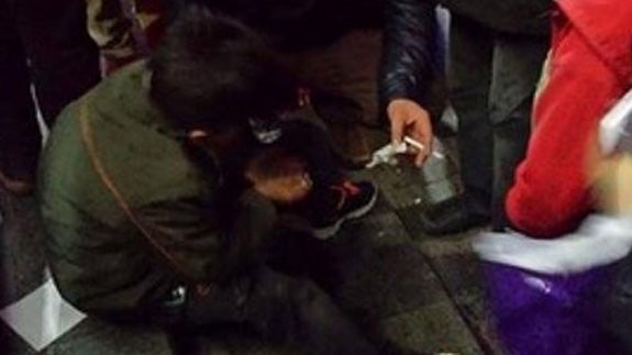 El niño, sentado, tras la agresión.