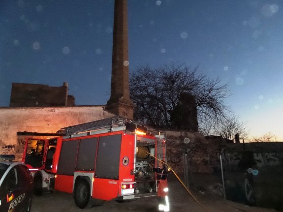 Bomberos y policía, junto al molino. :: lp